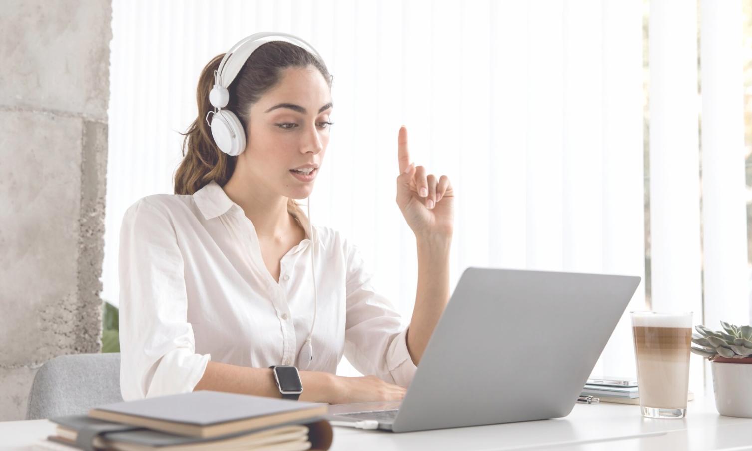Formation financière en entreprise avec des professionnels analysant des données de marché