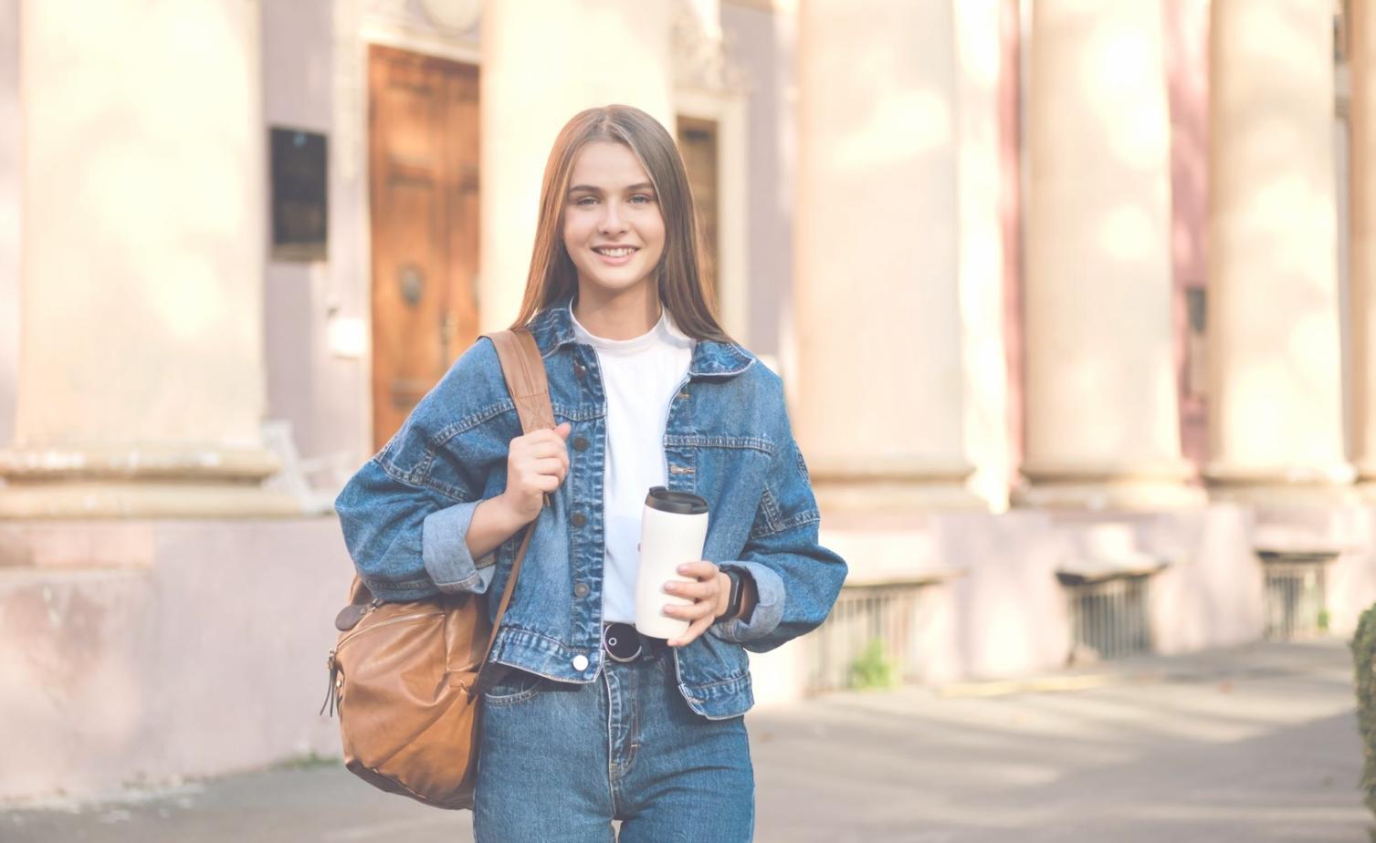 Équipe de formateurs expérimentés préparant une session de formation financière